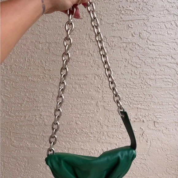 BOTTEGA VENETA
Green Leather Pouch Chain Belt Bag - Picture 10 of 11